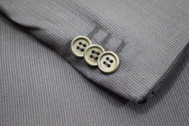 Lüks erkek kıyafetleri ve farklı malzemeler.