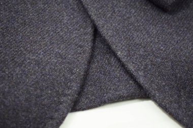 Lüks erkek kıyafetleri ve farklı malzemeler.