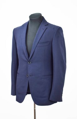 Lüks erkek kıyafetleri ve farklı malzemeler.