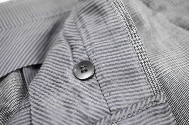 Lüks erkek kıyafetleri ve farklı malzemeler.