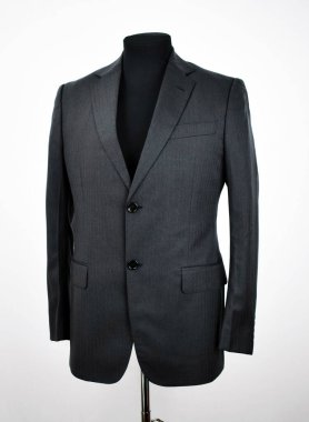 Lüks erkek kıyafetleri ve farklı malzemeler.