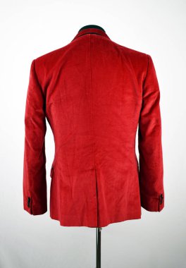 Lüks erkek kıyafetleri ve farklı malzemeler.