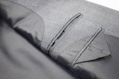 Lüks erkek kıyafetleri ve farklı malzemeler.