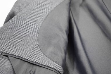 Lüks erkek kıyafetleri ve farklı malzemeler.