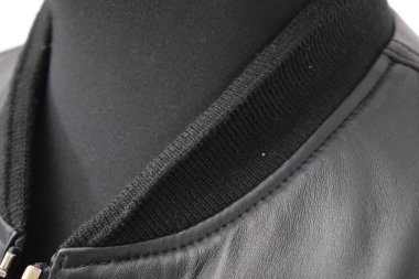 Lüks erkek kıyafetleri ve farklı malzemeler.