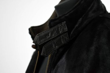 Lüks erkek kıyafetleri ve farklı malzemeler.