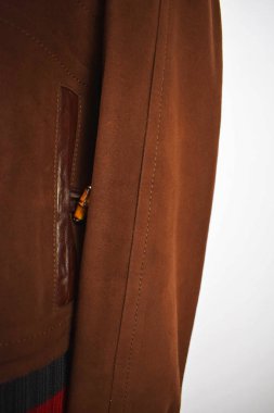 Lüks erkek kıyafetleri ve farklı malzemeler.