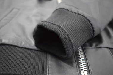 Lüks erkek kıyafetleri ve farklı malzemeler.