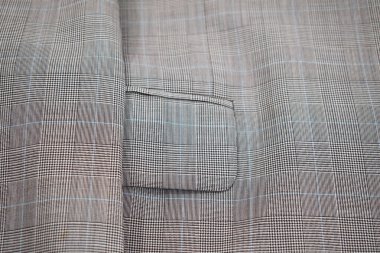 Lüks erkek kıyafetleri ve farklı malzemeler.