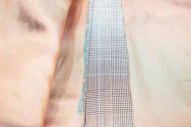 Lüks erkek kıyafetleri ve farklı malzemeler.