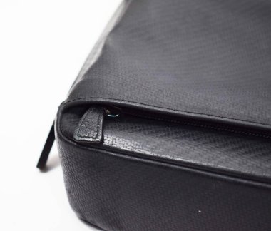 Lüks erkek kıyafetleri ve farklı malzemeler.