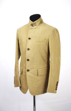 Lüks erkek kıyafetleri ve farklı malzemeler.