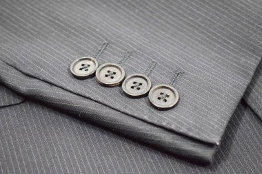 Lüks erkek kıyafetleri ve farklı malzemeler.