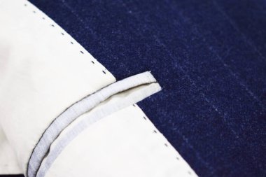 Lüks erkek kıyafetleri ve farklı malzemeler.