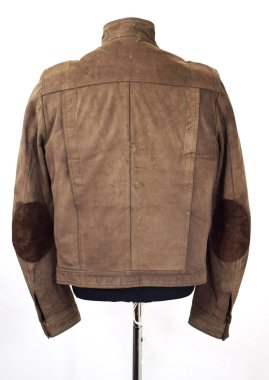 Lüks erkek kıyafetleri ve farklı malzemeler.