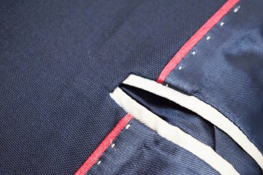 Lüks erkek kıyafetleri ve farklı malzemeler.