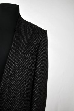 Lüks erkek kıyafetleri ve farklı malzemeler.