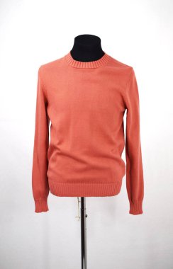 Lüks erkek kıyafetleri ve farklı malzemeler.