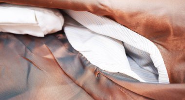 Lüks erkek kıyafetleri ve farklı malzemeler.