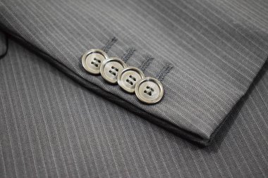 Lüks erkek kıyafetleri ve farklı malzemeler.