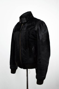 Lüks erkek kıyafetleri ve farklı malzemeler.