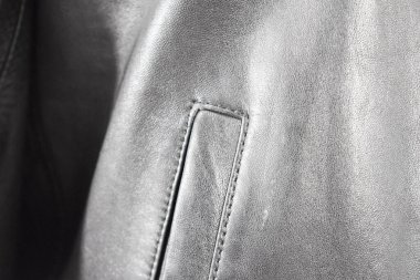 Lüks erkek kıyafetleri ve farklı malzemeler.