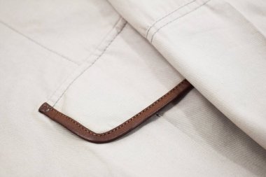 Lüks erkek kıyafetleri ve farklı malzemeler.