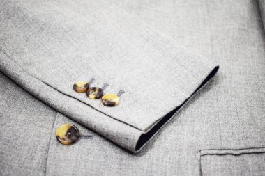 Lüks erkek kıyafetleri ve farklı malzemeler.