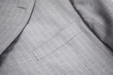 Lüks erkek kıyafetleri ve farklı malzemeler.