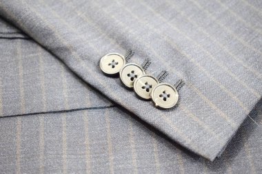 Lüks erkek kıyafetleri ve farklı malzemeler.