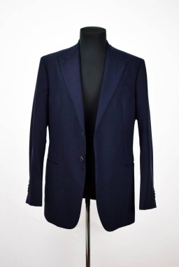 Lüks erkek kıyafetleri ve farklı malzemeler.