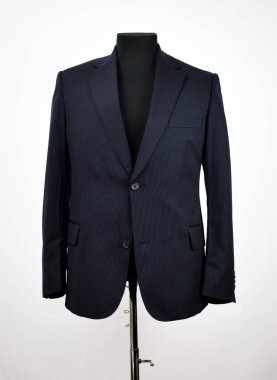 Lüks erkek kıyafetleri ve farklı malzemeler.