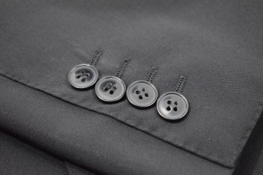 Lüks erkek kıyafetleri ve farklı malzemeler.