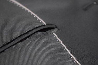 Lüks erkek kıyafetleri ve farklı malzemeler.