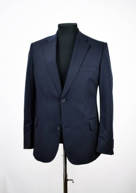 Lüks erkek kıyafetleri ve farklı malzemeler.