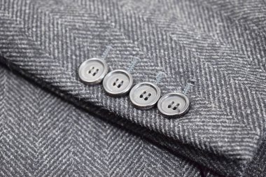 Lüks erkek kıyafetleri ve farklı malzemeler.