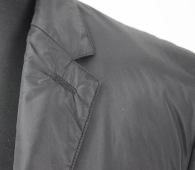 Lüks erkek kıyafetleri ve farklı malzemeler.