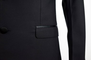 Lüks erkek kıyafetleri ve farklı malzemeler.