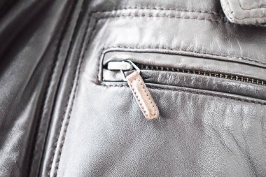 Lüks erkek kıyafetleri ve farklı malzemeler.