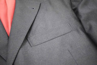 Lüks erkek kıyafetleri ve farklı malzemeler.