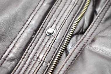 Lüks erkek kıyafetleri ve farklı malzemeler.