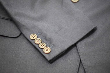 Lüks erkek kıyafetleri ve farklı malzemeler.