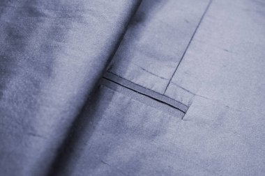 Lüks erkek kıyafetleri ve farklı malzemeler.