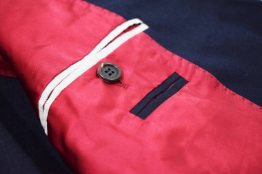 Lüks erkek kıyafetleri ve farklı malzemeler.