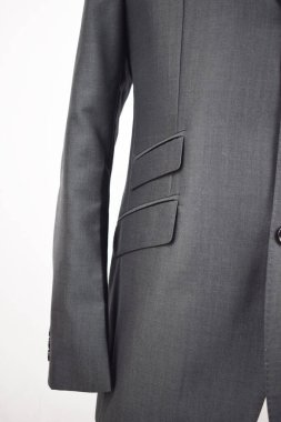 Lüks erkek kıyafetleri ve farklı malzemeler.