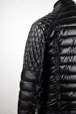 Lüks erkek kıyafetleri ve farklı malzemeler.