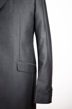 Lüks erkek kıyafetleri ve farklı malzemeler.