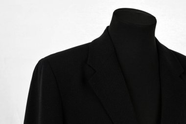 Lüks erkek kıyafetleri ve farklı malzemeler.