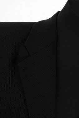 Lüks erkek kıyafetleri ve farklı malzemeler.