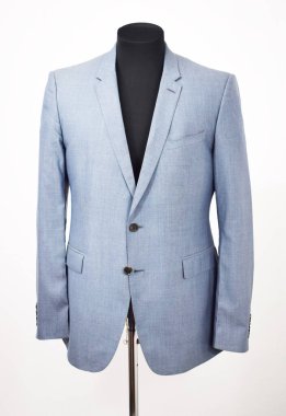 Lüks erkek kıyafetleri ve farklı malzemeler.